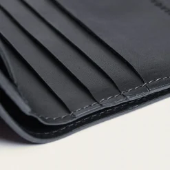 Adon Portfel, Czarny