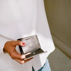 Adon Portfel, Czarny