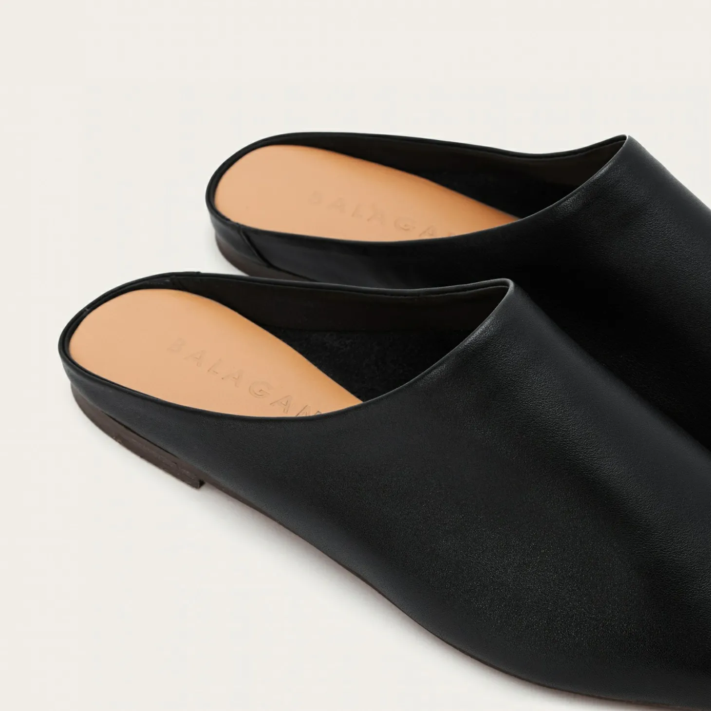 Bayit Klapki, Czarny