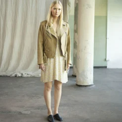 Bayit Klapki, Czarny