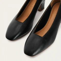 Dvora Czółenka, Czarny