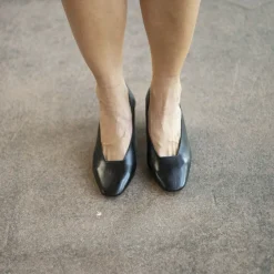 Dvora Czółenka, Czarny