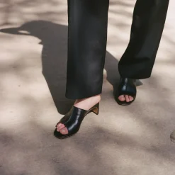 Ginaa Klapki, Czarny