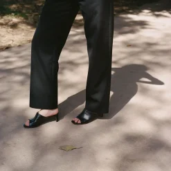 Ginaa Klapki, Czarny