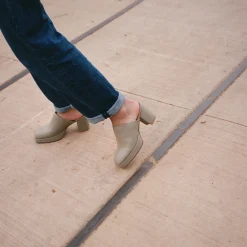 Gloria Klapki, Kamienny Szary