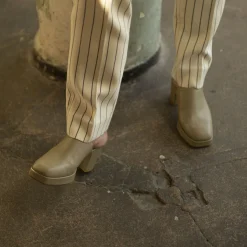 Gloria Klapki, Kamienny Szary