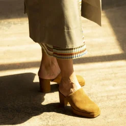 Gloria Klapki, Karmelowy Welur