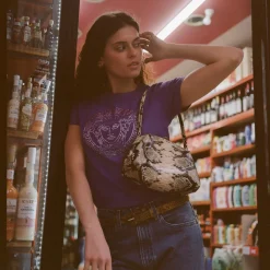 Hug Bag Torebka L, Zlamana Biel Wzor Pytona