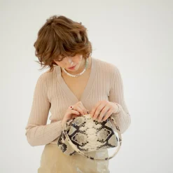 Hug Bag Torebka L, Zlamana Biel Wzor Pytona