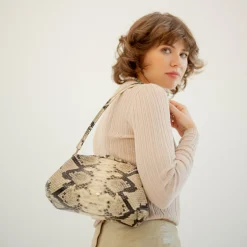 Hug Bag Torebka L, Zlamana Biel Wzor Pytona