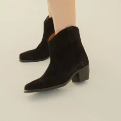 Jesse Kowbojki, Czarny Welur