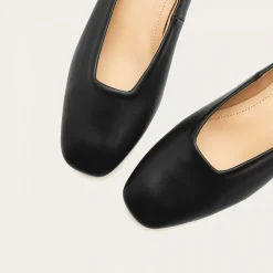 Kikar Baleriny, Czarny