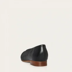 Kikar Baleriny, Czarny