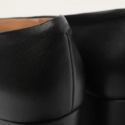 Leilot Czółenka, Czarny