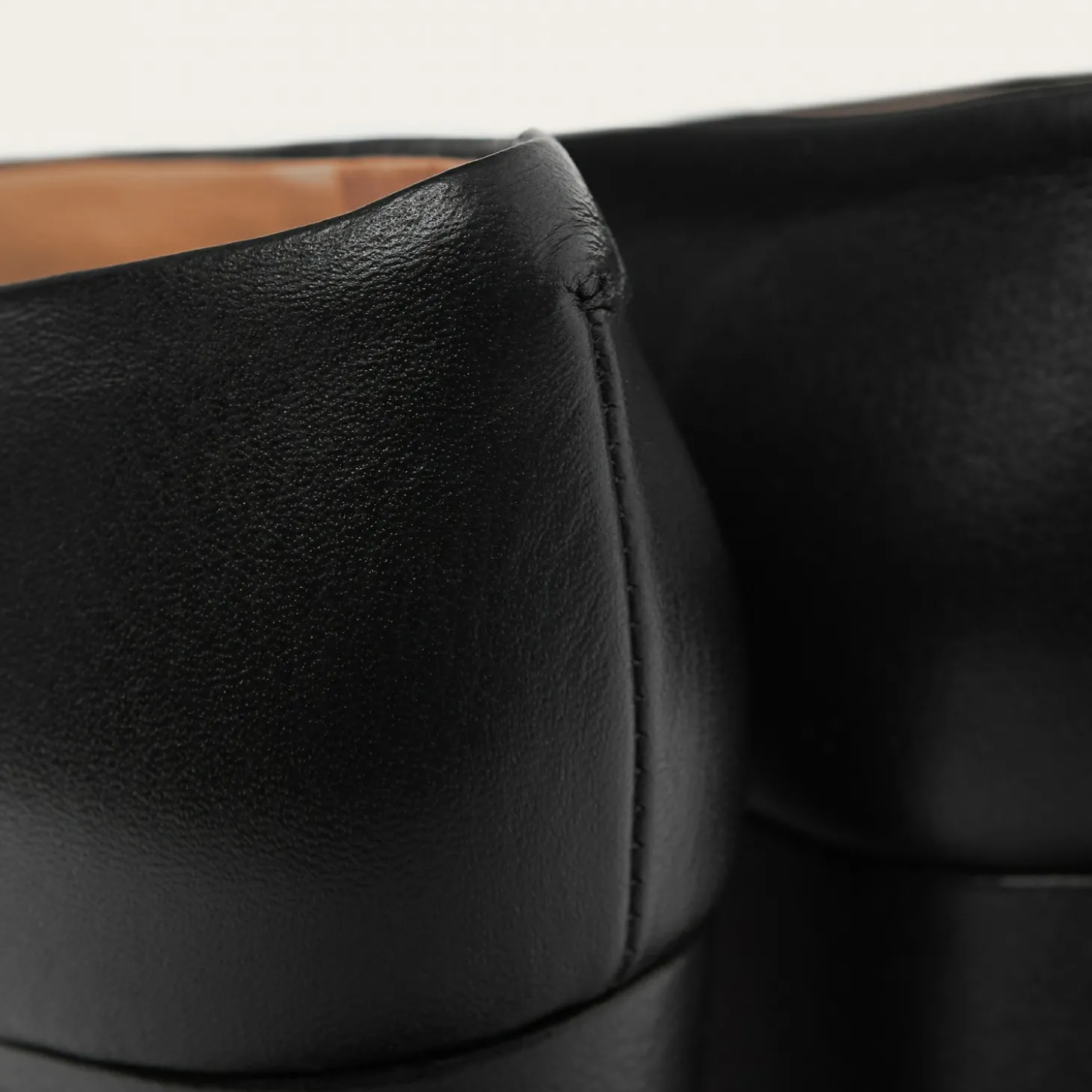 Leilot Czółenka, Czarny