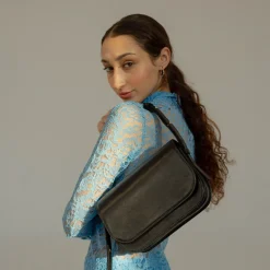 Mara Torebka, Czarny