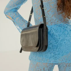 Mara Torebka, Czarny