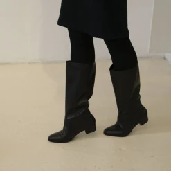 Martha Kozaki, Czarny