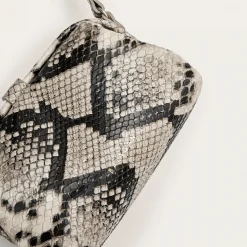 Roha Torebka, Zlamana Biel Pytona