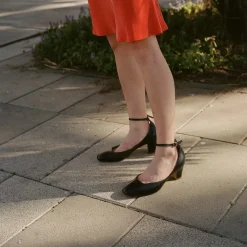 Sira Czółenka, Czarny