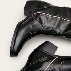 Thelma Kowbojki, Czarny