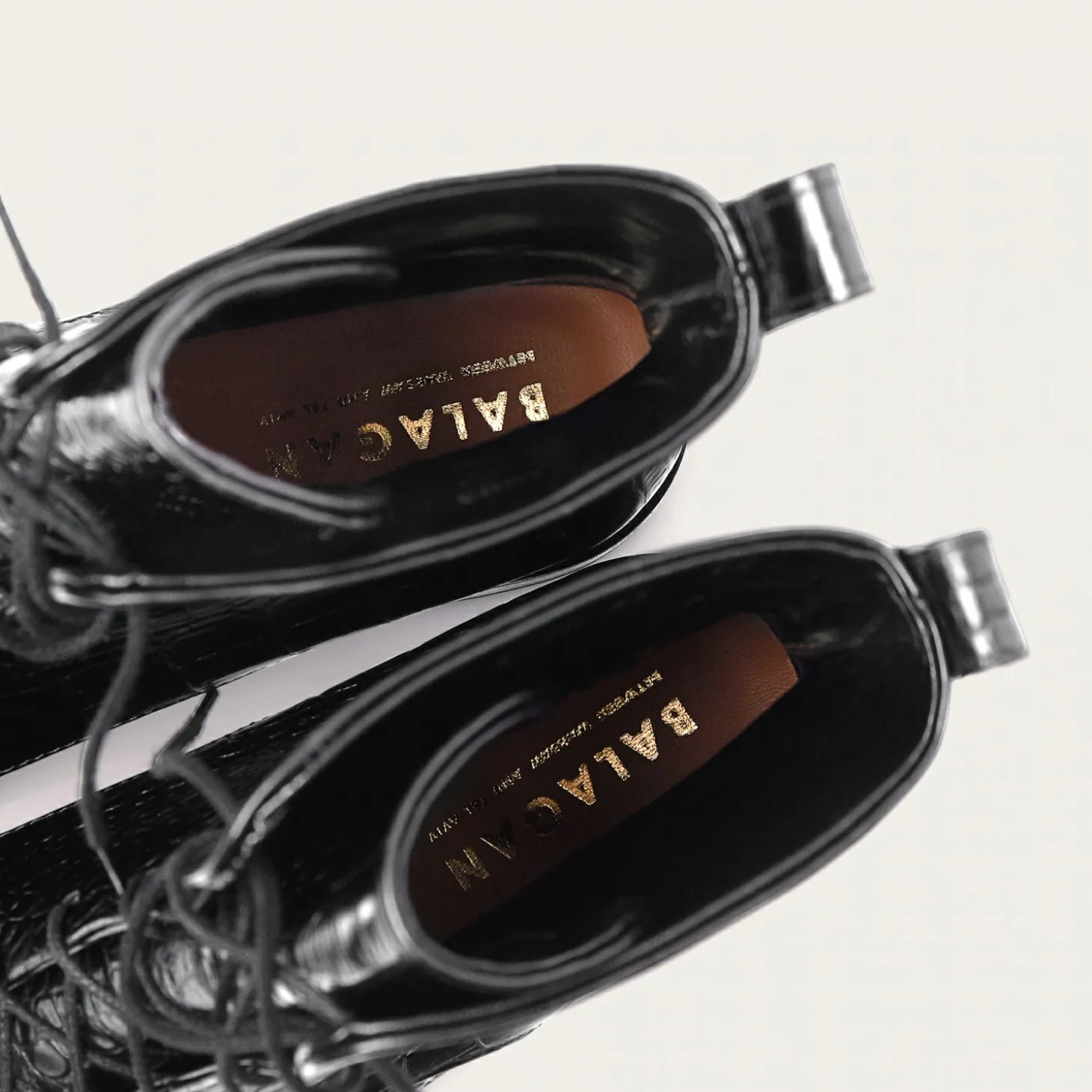 Tzava Botki, Czarny Wzor Krokodyla