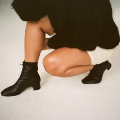 Victoria Botki, Czarny