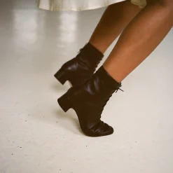 Victoria Botki, Czarny